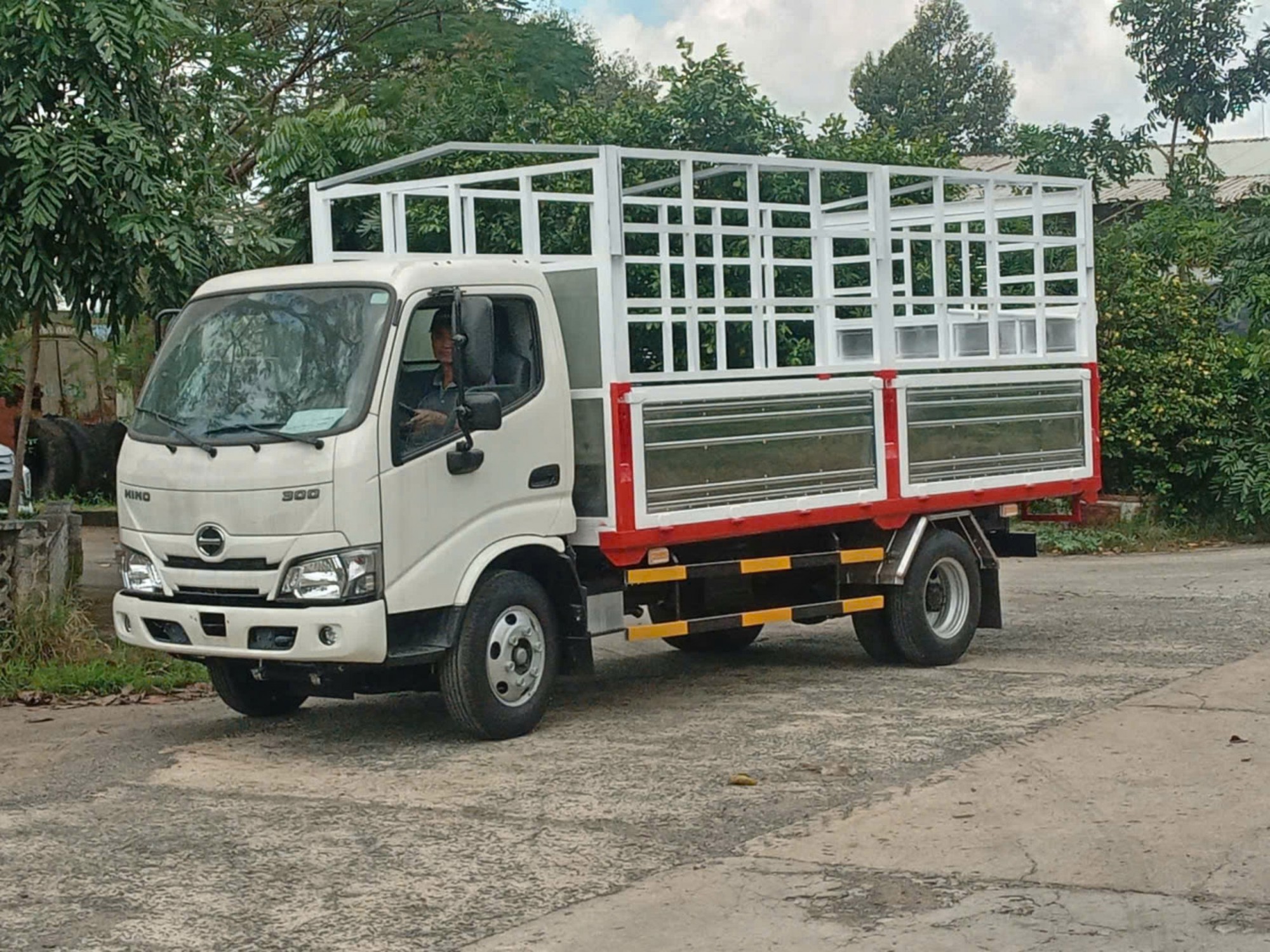Hino 4,2 tấn XZU650L